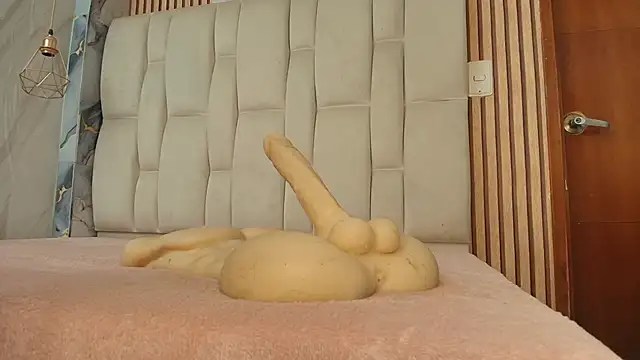 Snapshot of Emily_Trujillo chatting on December 19, 5:31 pm Emily Trujillo online show from December 19, 5:31 pm