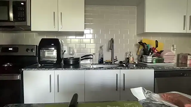 Snapshot of AveryJ99 chatting on March 22, 9:31 pm AveryJ99 online show from March 22, 9:31 pm