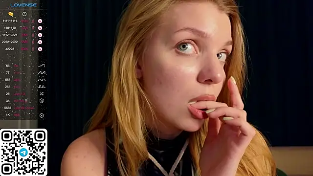 ElswythDecoursey online show from December 22, 9:09 pm