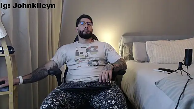 jonhklleyn online show from July 6, 8:11 pm