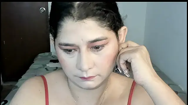 Snapshot of alinabozz1 chatting on July 12, 2:57 am alinabozz1 online show from July 12, 2:57 am