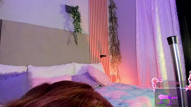 centaurigirl online show from April 18, 4:05 am