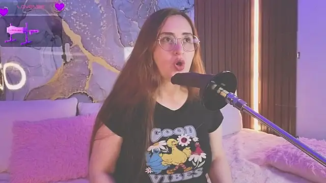 centaurigirl online show from June 26, 3:33 am