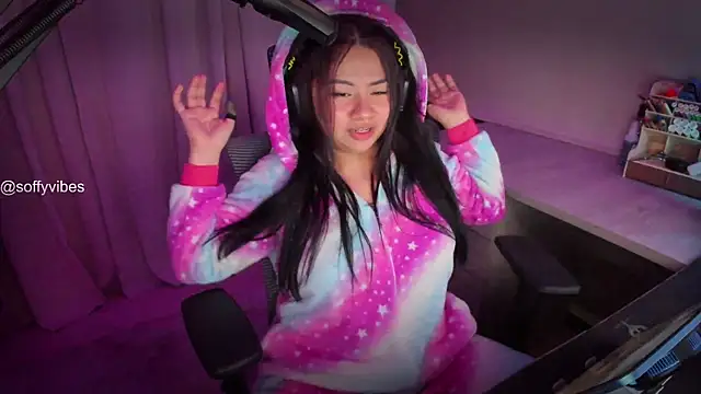 Snapshot of soffyvibes- chatting on February 13, 3:18 am soffyvibes- online show from February 13, 3:18 am