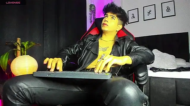 LyleBennett  online show from July 1, 10:39 am