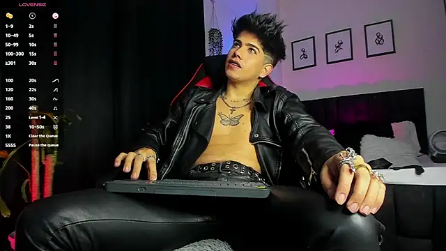 LyleBennett  online show from July 12, 2:41 pm