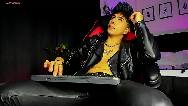 LyleBennett  online show from August 6, 1:40 am