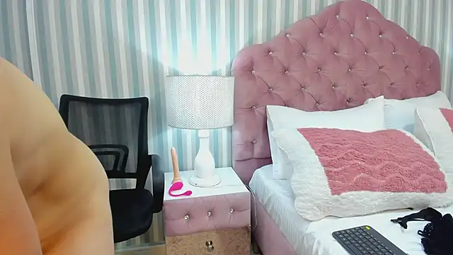 Snapshot of HazelMoret chatting on February 26, 2:57 pm HazelMoret online show from February 26, 2:57 pm