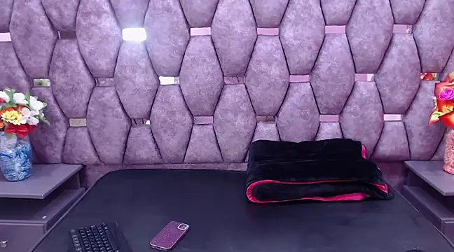 Miaa Thopmson online show from December 19, 12:45 pm