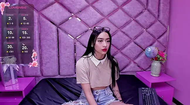 Miaa Thopmson online show from December 22, 2:27 pm