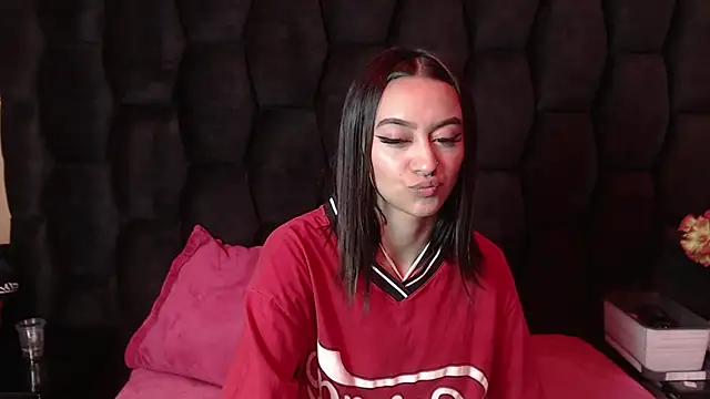 Miaa Thopmson online show from September 18, 12:01 am