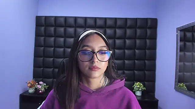 Miaa Thopmson online show from December 20, 1:56 am