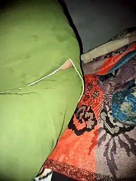 Snapshot of menakshiiikaur chatting on December 6, 7:32 am menakshiiikaur online show from December 6, 7:32 am