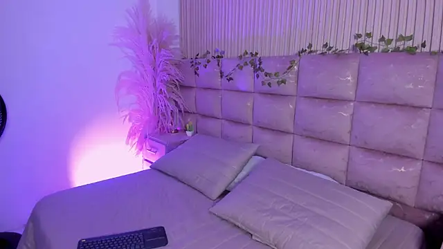 HannaRhodes online show from June 19, 2:32 pm