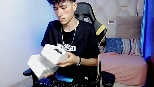 johnny cagee online show from December 18, 3:23 am