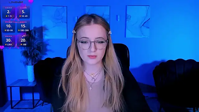 luna berryy online show from March 14, 8:25 pm