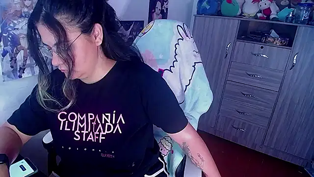 gigiqueen 18 online show from December 5, 1:28 pm