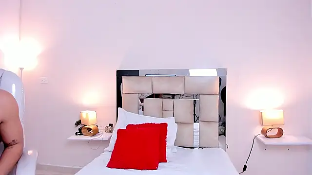 saraandstiven online show from March 11, 7:04 am