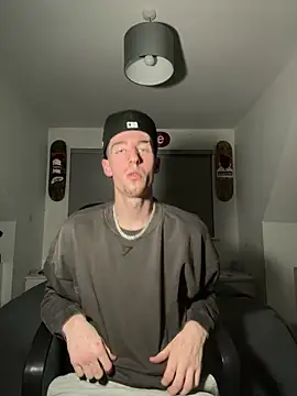 MikesWood21 online show from December 2, 1:36 am