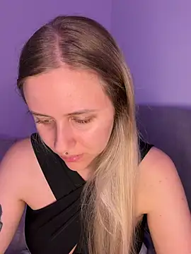 lunawolf21 online show from April 1, 6:47 am