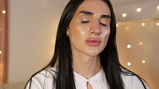 Kim Oberlin  online show from February 7, 5:18 pm