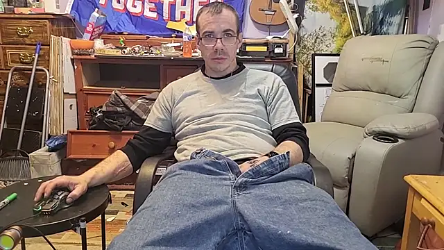 Snapshot of ScubaStevex chatting on February 2, 10:08 pm ScubaStevex online show from February 2, 10:08 pm