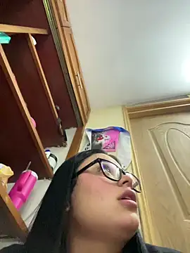 alissonfernandez  online show from February 6, 9:07 pm