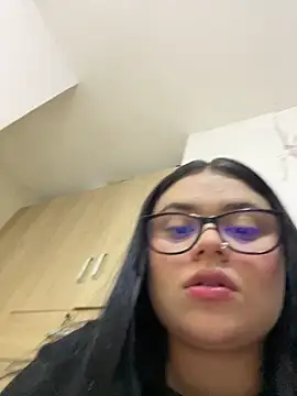 alissonfernandez  online show from April 18, 9:59 pm