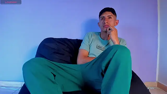 Snapshot of BIG_cockpether chatting on December 17, 12:33 pm BIG cockpether online show from December 17, 12:33 pm