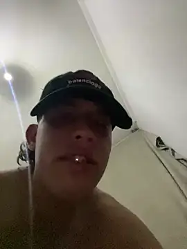 Snapshot of breiderxexiboys chatting on December 16, 4:34 am breiderxexiboys online show from December 16, 4:34 am