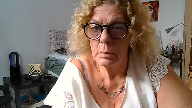 housewife shantie online show from July 10, 9:23 am