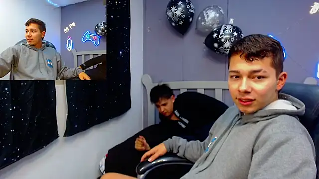 Snapshot of AndrewPherson chatting on January 11, 3:44 am AndrewPherson online show from January 11, 3:44 am