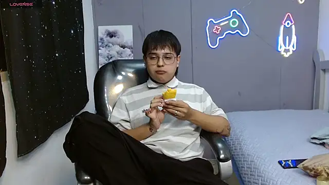 Snapshot of AndrewPherson chatting on January 27, 7:56 pm AndrewPherson online show from January 27, 7:56 pm