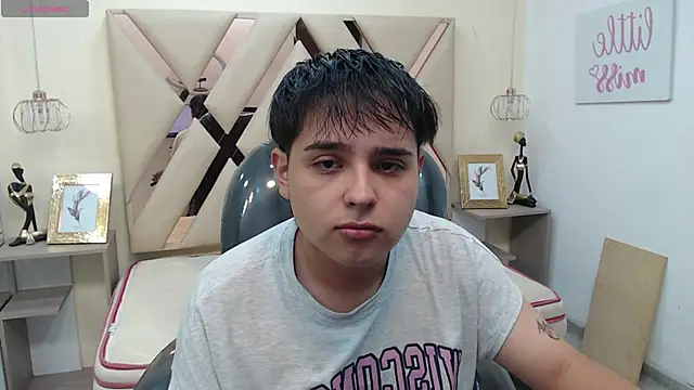 Snapshot of AndrewPherson chatting on February 4, 12:00 pm AndrewPherson online show from February 4, 12:00 pm