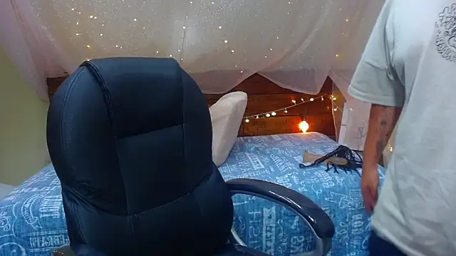 Snapshot of AndrewPherson chatting on February 11, 12:16 pm AndrewPherson online show from February 11, 12:16 pm