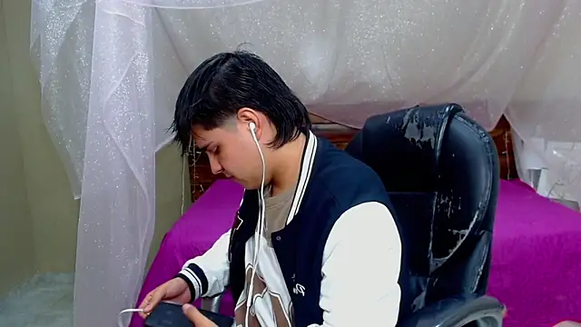 Snapshot of AndrewPherson chatting on March 14, 12:18 pm AndrewPherson online show from March 14, 12:18 pm