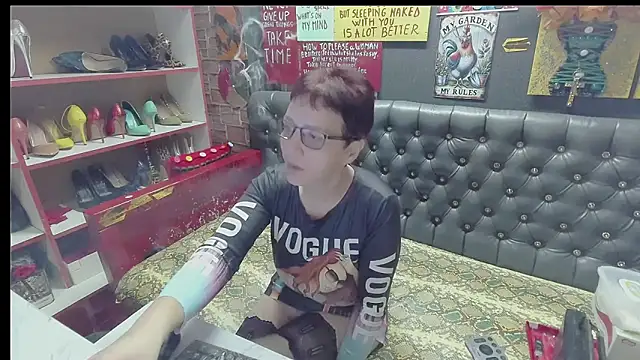 Snapshot of Lily4yourfun chatting on December 20, 7:37 am Lily4yourfun online show from December 20, 7:37 am