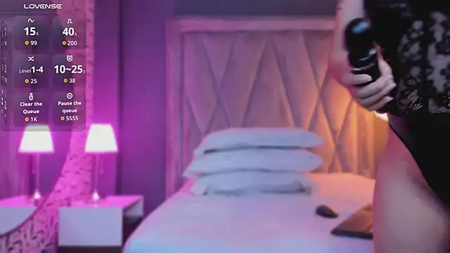 Pamela Johnsonn online show from December 14, 11:15 am