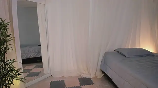 Lia Sweett  online show from April 17, 3:59 pm