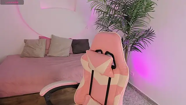 Ariana Pierce online show from May 23, 1:48 pm
