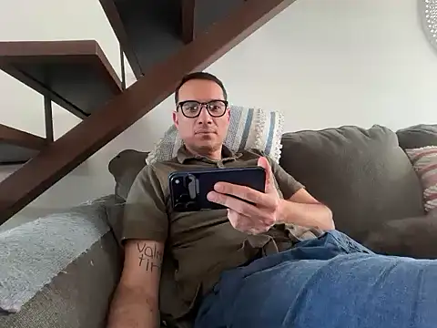 Snapshot of alex_ruiz85 chatting on June 5, 5:07 pm alex ruiz85 online show from June 5, 5:07 pm