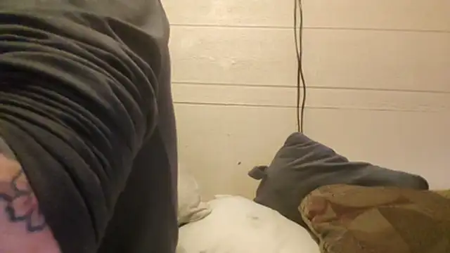 Snapshot of Huntzg23 chatting on February 15, 7:51 am Huntzg23 online show from February 15, 7:51 am