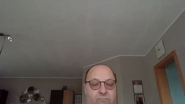 Snapshot of pumel60 chatting on February 5, 8:43 am pumel60 online show from February 5, 8:43 am
