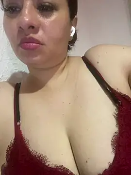 Snapshot of MommyHelpsmee chatting on July 7, 12:35 am MommyHelpsmee online show from July 7, 12:35 am