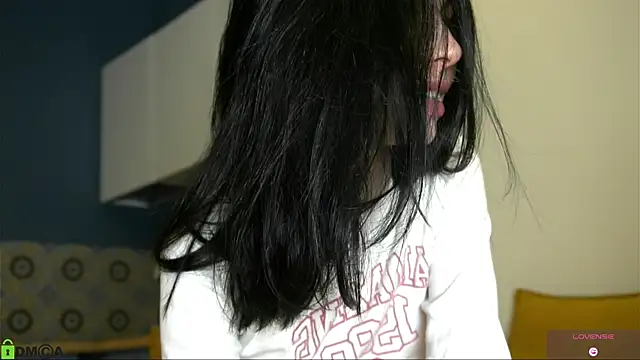 Snapshot of LittleOriana chatting on June 3, 4:59 am LittleOriana online show from June 3, 4:59 am