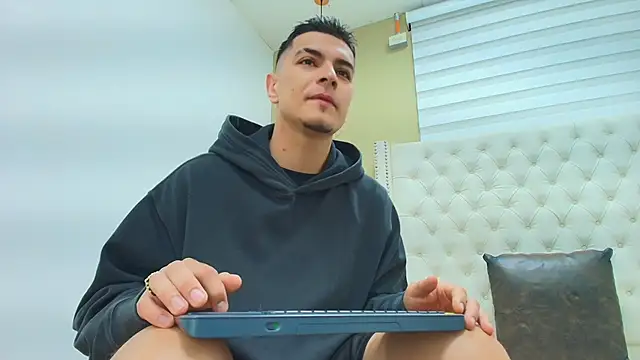 DAVID VICTORIAA online show from February 21, 1:01 pm