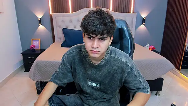 Tommy18   online show from April 1, 3:40 am