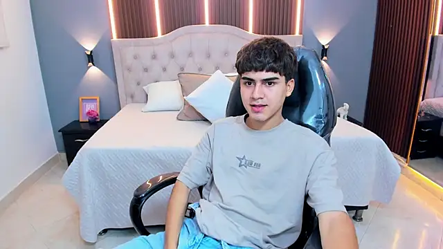Snapshot of Tommy18__ chatting on June 25, 5:12 am Tommy18 online show from June 25, 5:12 am