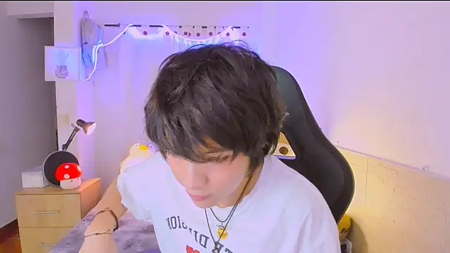 AllanYong18 online show from April 16, 5:41 am