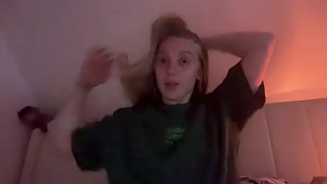 Snapshot of Ella-82 chatting on October 4, 8:29 pm Ella-82 online show from October 4, 8:29 pm